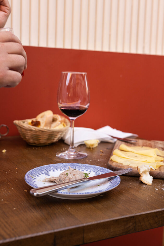 Rillettes d'oie, verre de vin et fromage servis à table au restaurant Jadis à Nice
