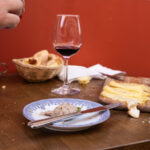 Rillettes d'oie, verre de vin et fromage servis à table au restaurant Jadis à Nice