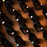 Présentoire de bouteilles de vin dans le restaurant Jadis à Nice, mettant en avant la sélection du bar à vin