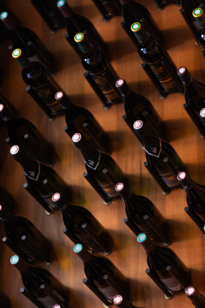Présentoire de bouteilles de vin dans le restaurant Jadis à Nice, mettant en avant la sélection du bar à vin