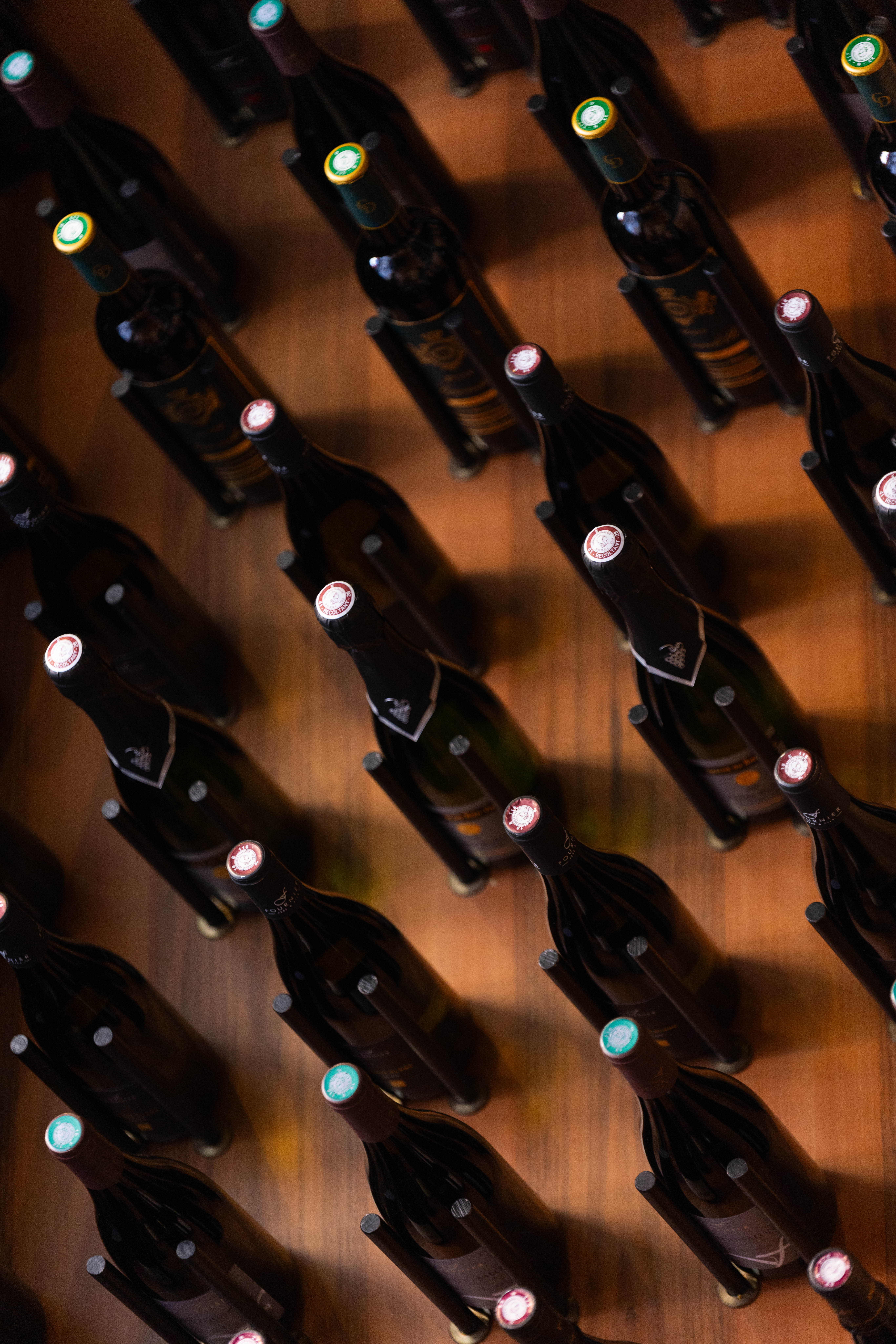 Présentoire de bouteilles de vin dans le restaurant Jadis à Nice, mettant en avant la sélection du bar à vin